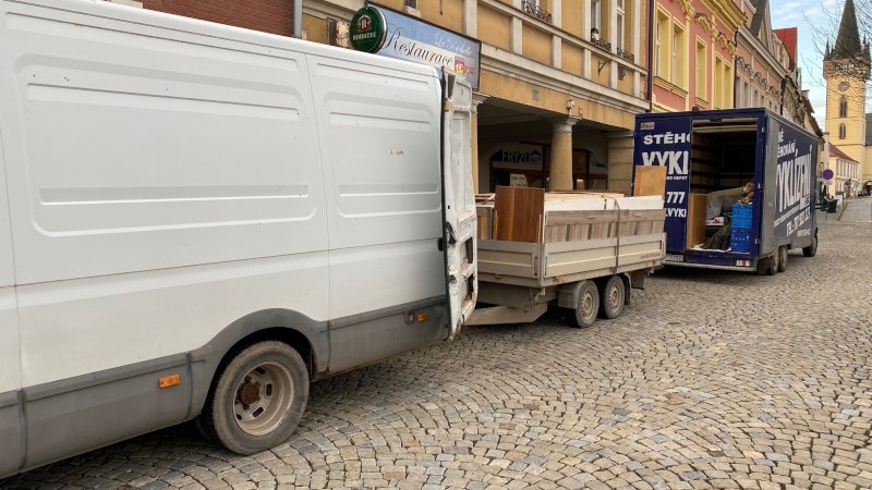 Vyklízecí firmu, nebo svépomocí?